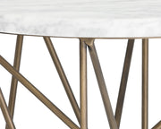 Table d'appoint en marbre blanc de Carrare - structure en métal tubulaire géométrique au fini laiton antique