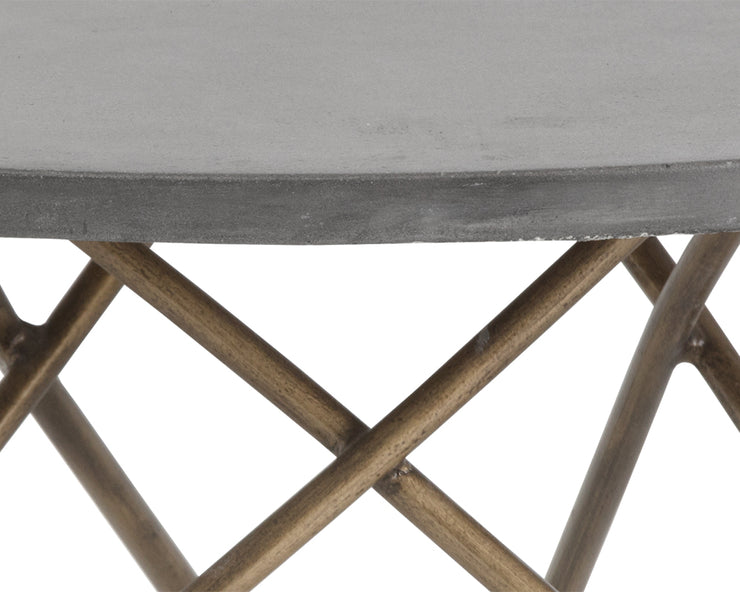 Table avec plateau en béton gris - base en métal de style trépied fini en laiton antique