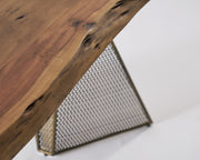 Bureau au design audacieux doté d'un plateau en bois d'acacia massif et de pieds géométriques en acier à mailles au fini laiton antique