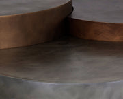 Tables basses conçues pour s'emboîter à des hauteurs décalées aux finis de bronze vieilli et nickel - pièces vendues ensemble
