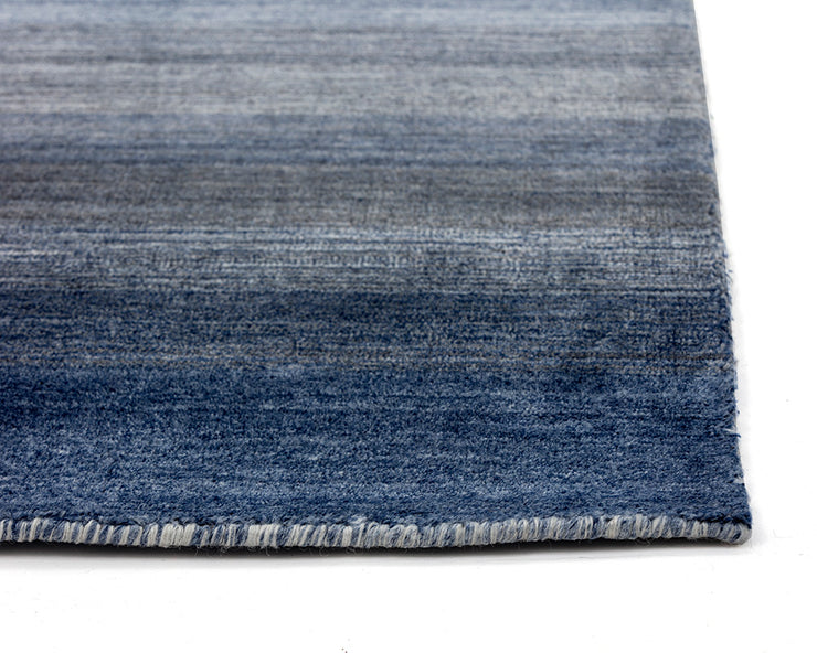 Tapis tissé à la main aux couleurs texturées de bleu et de gris - mélange de viscose, de coton et de laine